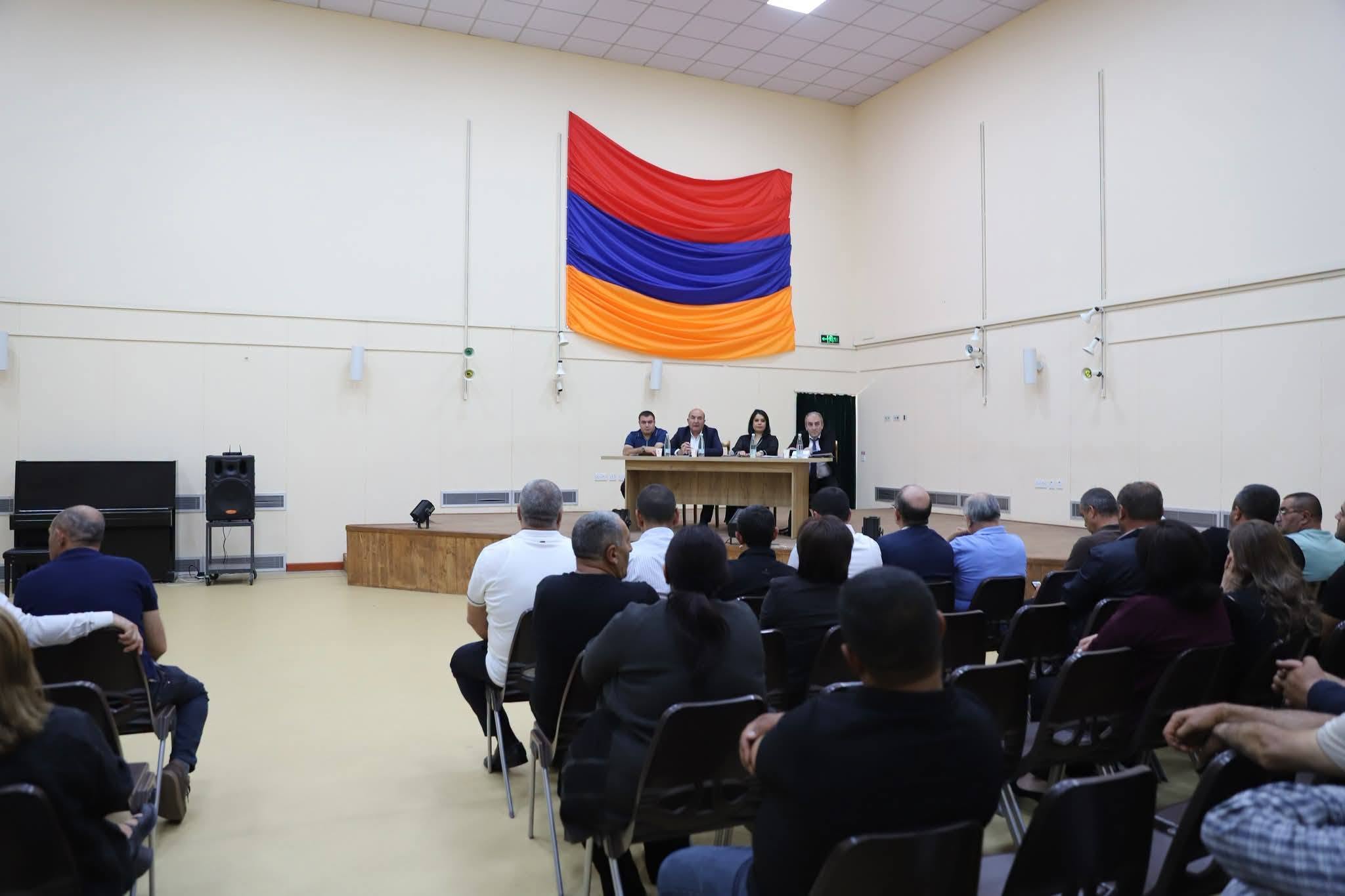Նախարարի տեղակալ Տաթևիկ Սարգսյանը Շիրակի մարզպետ Դավիթ Առուշանյան հետ հանդիպում է ունեցել Շիրակի մարզի տնտեսվարողների հետ