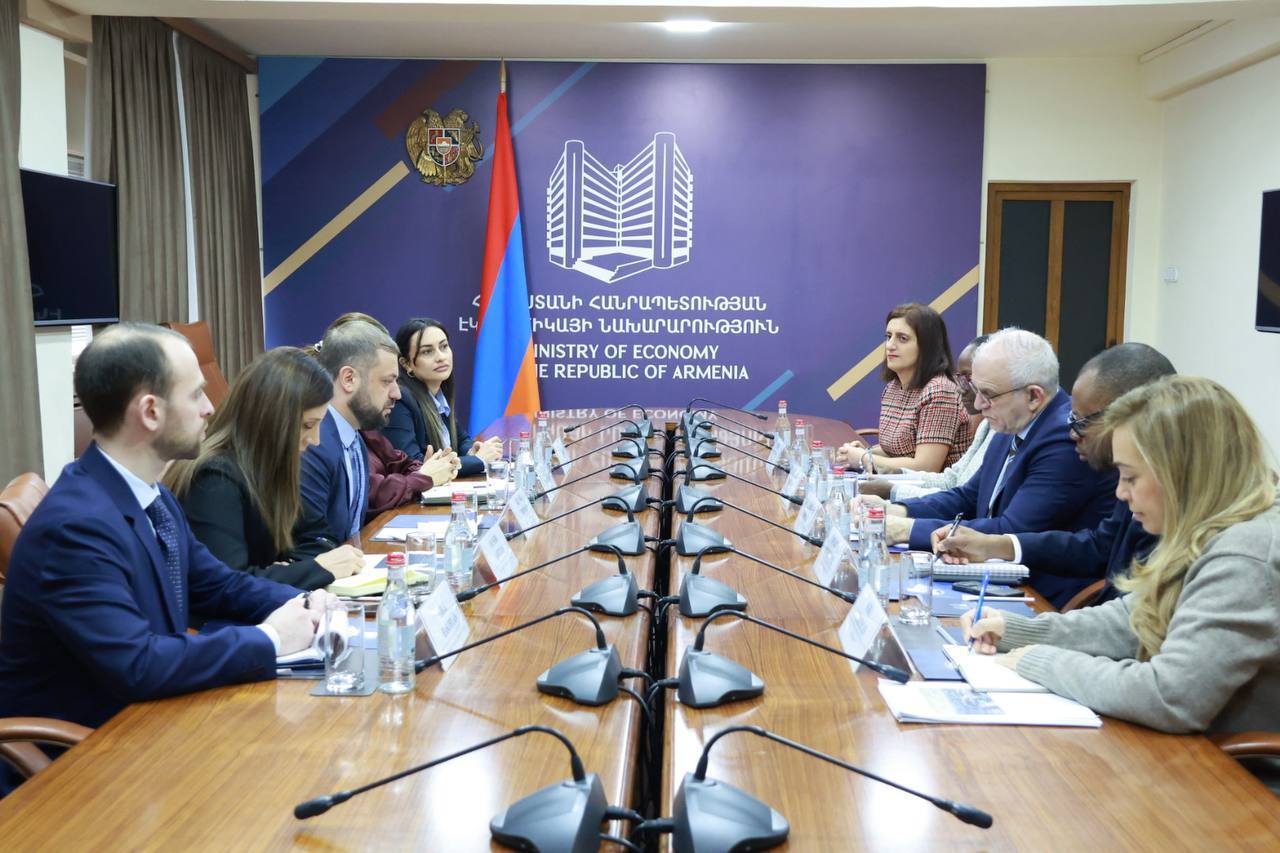 Minister of Economy Gevorg Papoyan met with the World Bank Regional Director for Infrastructure in Europe and Central Asia Charles Cormier